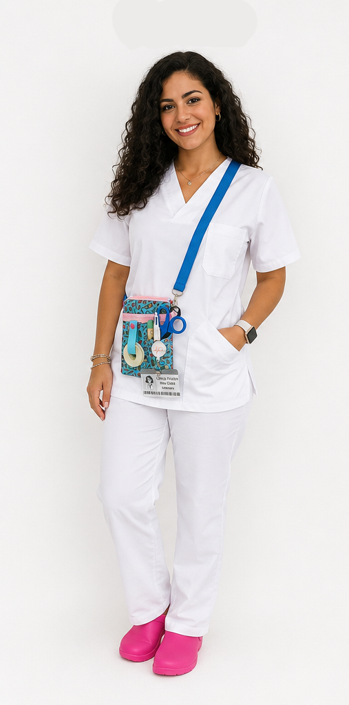 Bandonera Azul Útiles usada como organizador de bolsillo en uniforme sanitario blanco
