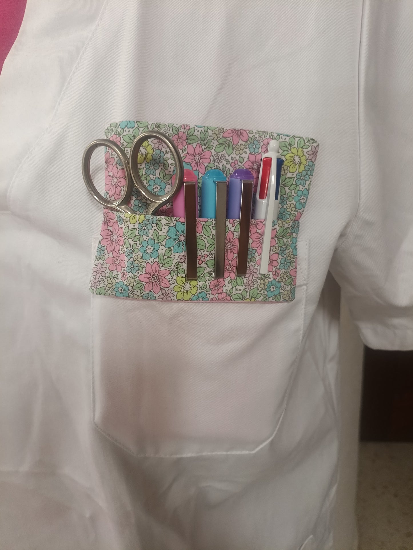 Pack Flores - Salvabolsillo con bolis y tijeras en bolsillo