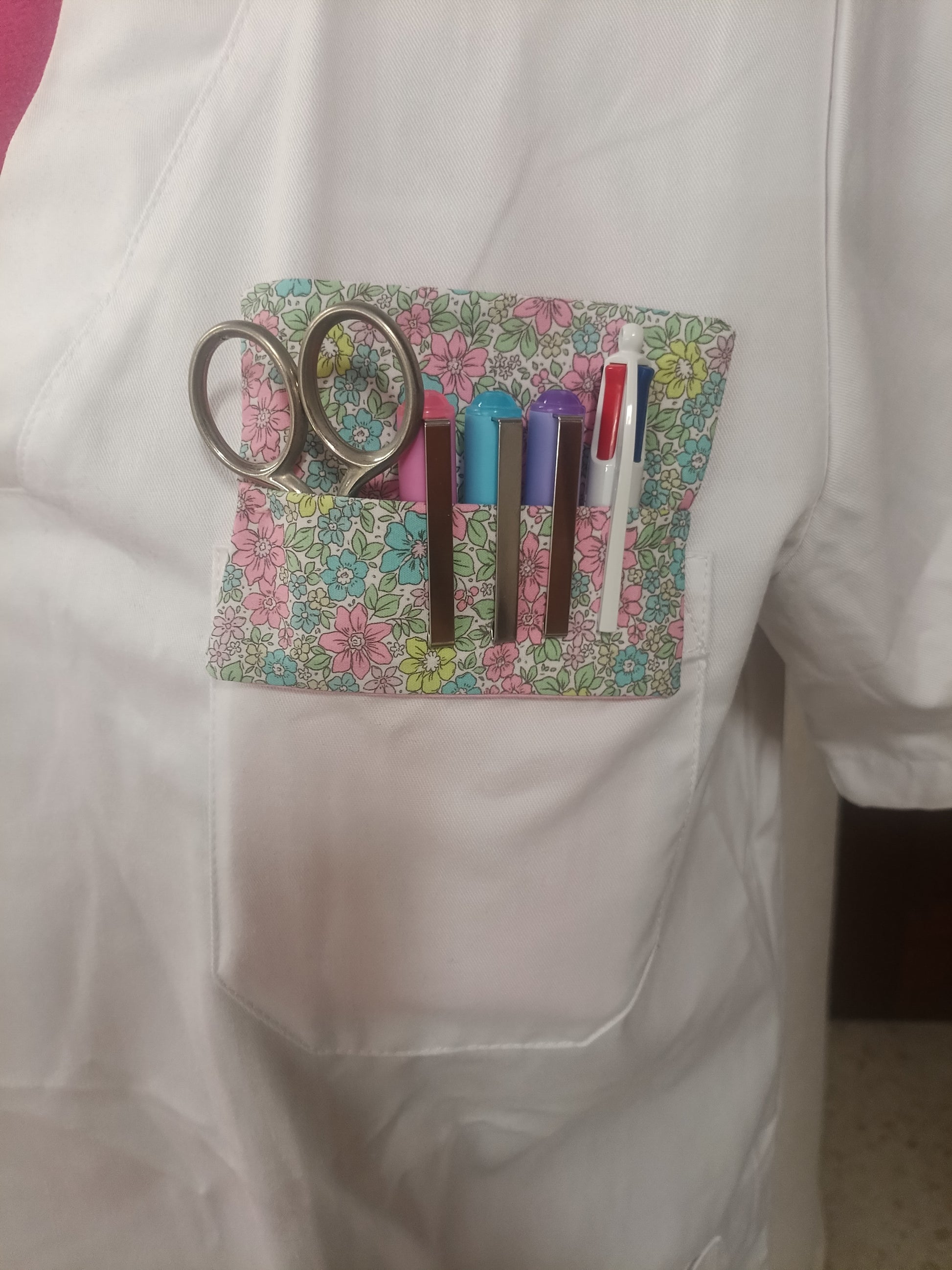Pack Flores - Salvabolsillo con bolis y tijeras en bolsillo